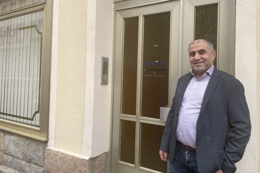 Murat wieder in Aue: Was wird aus seinem früheren Restaurant Istanbul Topkapi? - Murat Bektas hat sich in Aue ein Haus gekauft. 28 Jahre war er Gastwirt in der Stadt, ihm gehörte das Restaurant Istanbul Topkapi. Das ist seit Ende Oktober 2022 geschlossen. 