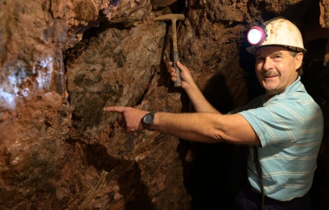 "Überall im Stollen kann man die fantastische Mineralisation sehen", sagt Karsten Georgi vom Bergbauverein Aue. Am Samstag zur Museumsnacht gehört er zu den Bergführern, die Besuchern den Vestenburger Stolln in Aue zeigen. Dieser wird seit 1995 vom Verein aufgeschlossen. 