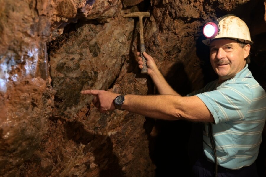 "Überall im Stollen kann man die fantastische Mineralisation sehen", sagt Karsten Georgi vom Bergbauverein Aue. Am Samstag zur Museumsnacht gehört er zu den Bergführern, die Besuchern den Vestenburger Stolln in Aue zeigen. Dieser wird seit 1995 vom Verein aufgeschlossen. 