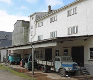 Museum in Blankenhain übernimmt Schrotmühle - Die Schrotmühle öffnet erstmals für Besucher ihre Türen. Die Szene vor dem Objekt mit den parkenden Fahrzeugen wurde nachgestellt. Sie gehören zur Schau. 