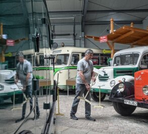 Museum in Hartmannsdorf schließt - Dieter Vogel, Vizechef des Vereins Historisches Nutzfahrzeugmuseum in Hartmannsdorf, macht die aktuelle Ausstellung mit rund 50 historischen Fahrzeugen winterfest. Denn ab 1. November schließt der Verein das Museum. 