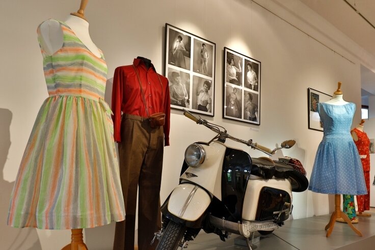 Auch Sommerkleider und ein Berliner Roller, der dem Museum gehört, sind Teil der Sonderschau. 