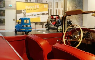 Museum zeigt Geschichten rund um das ruhende Auto - Der Peel P50 (links) und der Smart sind sehr platzsparend. Da der Peel nur knapp 60 Kilogramm wiegt, kann man ihn beim Ausparken einfach umdrehen. 
