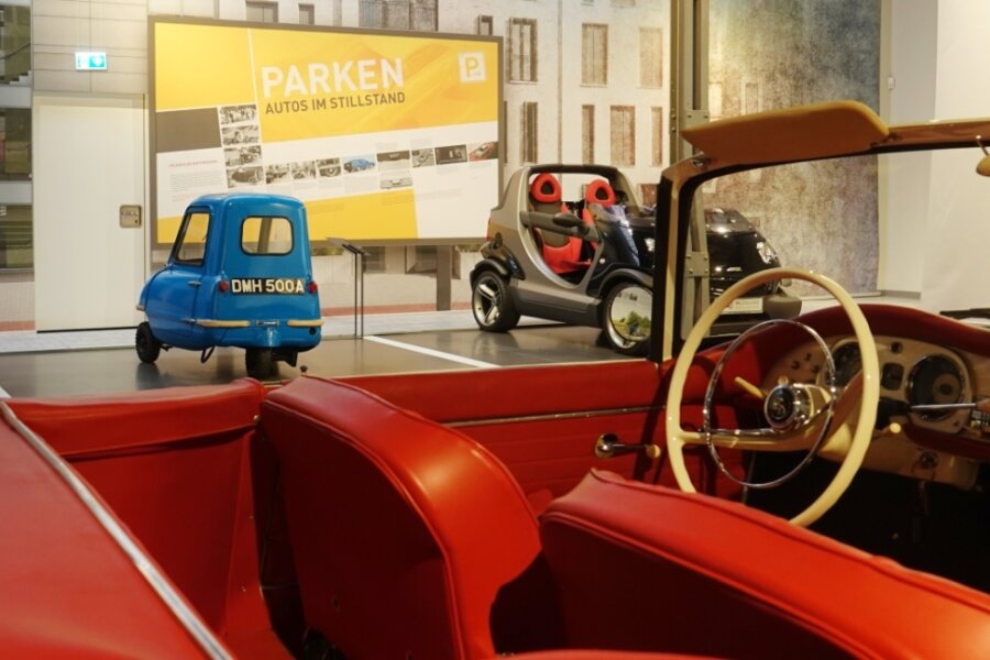 Museum zeigt Geschichten rund um das ruhende Auto - Der Peel P50 (links) und der Smart sind sehr platzsparend. Da der Peel nur knapp 60 Kilogramm wiegt, kann man ihn beim Ausparken einfach umdrehen. 