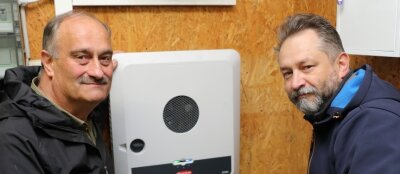 Museumsverein setzt auf Sonne - Christian Neubert (l.) und Thomas Welter an einem Hybrid-Wechselrichter. Damit werden die angeschlossenen Wechselstromverbraucher je nach Bedarf aus der solargespeisten Batteriebank oder der zweiten Stromquelle versorgt. 
