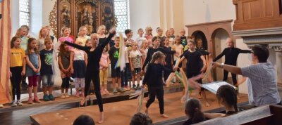 Musical "Dankbar" wird extra für Schuljubiläum einstudiert - Schüler der Evangelischen Grundschule Bräunsdorf in der Kirche bei einer Musicalprobe. Die Aufführung soll es zum Gottesdienst geben, der Bestandteil der Feiern zum 20-jährigen Schulbestehen ist. 