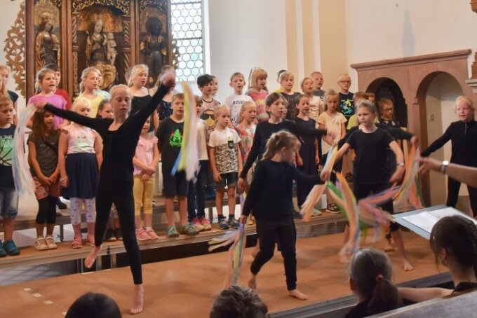 Schüler der Evangelischen Grundschule Bräunsdorf in der Kirche bei einer Musicalprobe. Die Aufführung soll es zum Gottesdienst geben, der Bestandteil der Feiern zum 20-jährigen Schulbestehen ist. 
