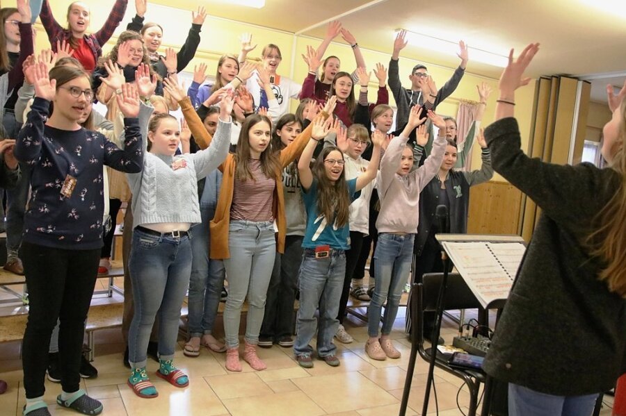 Musical feiert Premiere in Reichenbach nach nur zwei Tagen Probe - Damaris Hertwig (rechts) leitet den Chor Adonia.
