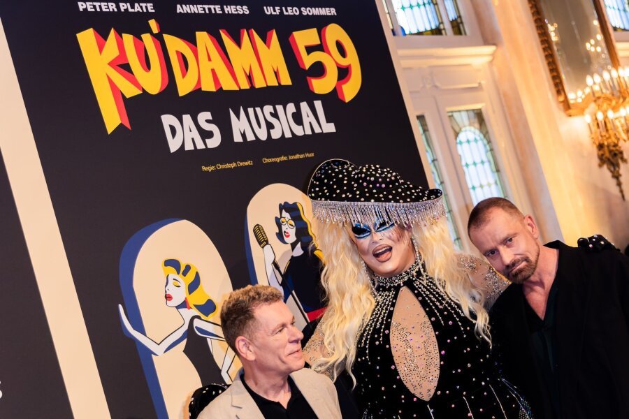 Musical "Ku'damm 59" feiert Premiere in Berlin - Produzent Peter Plate (l-r), Dragquen  Laila Licious und Ulf Leo Sommer bei der  Premiere im Theater des Westens.