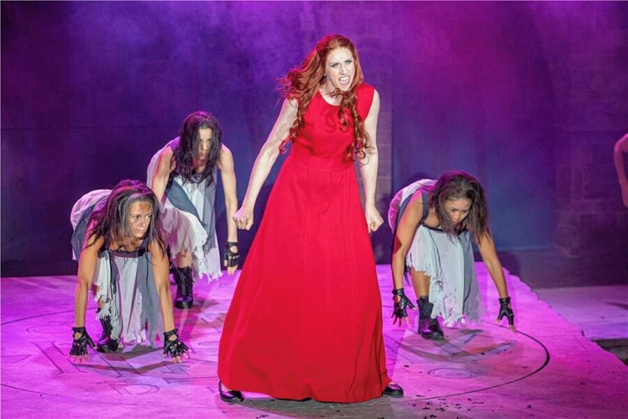 Musical-Mekka: Theater Plauen-Zwickau will zum Sommertheater künftig auf Show und Schwertkämpfe setzen - Melanie Gebhard ist im Musical „Artus Excalibur“ als Morgana zu erleben.