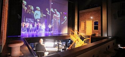 Musical von Sting erlebt Zwickau-Premiere - Bei der ersten Probe auf der Bühne im Zwickauer Gewandhaus waren die Schauspieler noch nicht im Kostüm. Im Vordergrund am Keyboard ist Sebastian Undisz, Musikalischer Leiter Schauspiel. 