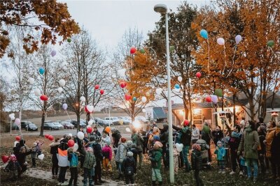 Musik hilft durch schwere Zeiten - Ein emotionaler Moment: Die rund 150 Besucher des Benefizkonzerts schicken mit Helium gefüllte Luftballons in den Himmel. 
