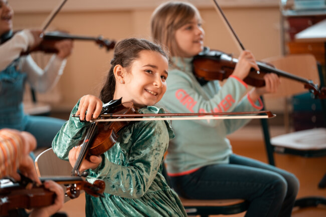 Musik im Plattenbauviertel: Ein Projekt mit Gänsehautmomenten - Wenn in den Proben gemeinsam ein Stück gelingt, stehen den Kindern des Musikprojekts "Musaik" in Dresden die Glücksgefühle buchstäblich ins Gesicht geschrieben.  