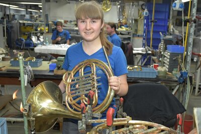 Musik ist ihr Leben: Bad Brambacherin ist Bundesbeste - Emily Melchior hat ihre Lehre bei Buffet Crampon Markneukirchen als bundesbeste Metallblasinstrumentenmacherin abgeschlossen.