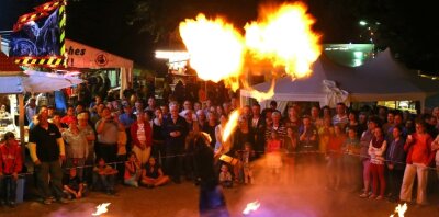 Musik und Feuer locken zum Heidelberg - Auch an diesem Wochenende gehört, wie schon 2019 (im Bild), eine Feuershow zum Heidelbergfest in Wüstenbrand. 