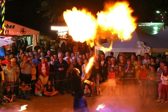 Musik und Feuer locken zum Heidelberg - Auch an diesem Wochenende gehört, wie schon 2019 (im Bild), eine Feuershow zum Heidelbergfest in Wüstenbrand. 