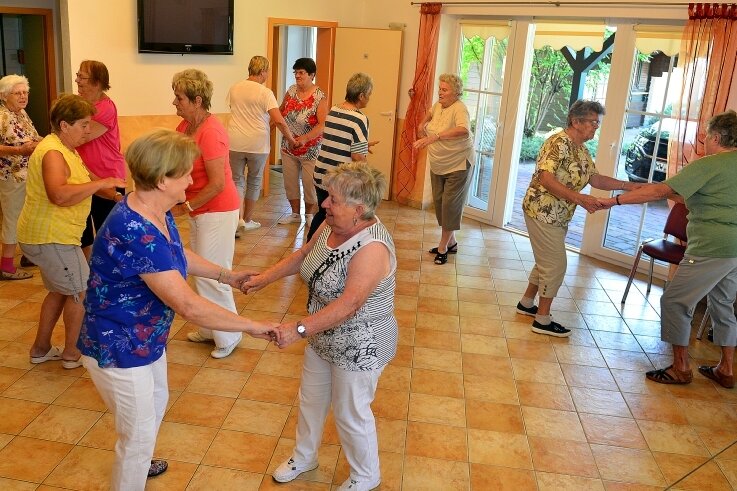 Musik und Tanz halten Senioren fit - Die Seniorensportgruppe tanzt und trainiert jeden Dienstag ab 14 Uhr im Dorfgemeinschaftshaus in Riechberg. 