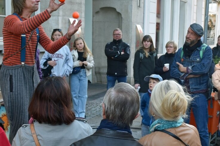 Musik und viele Kleinkünstler - Jongleur und Artist Janko vom Straßentheater Raduga wusste sein Publikum in Mittweida mit Tricks zu begeistern. 