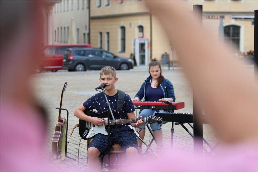 "Musik verbindet uns alle" – Wie ein Musikfest Menschen im Erzgebirge verbindet - Richi und Lilly haben die Fête de la Musique auf dem Marktplatz eröffnet.