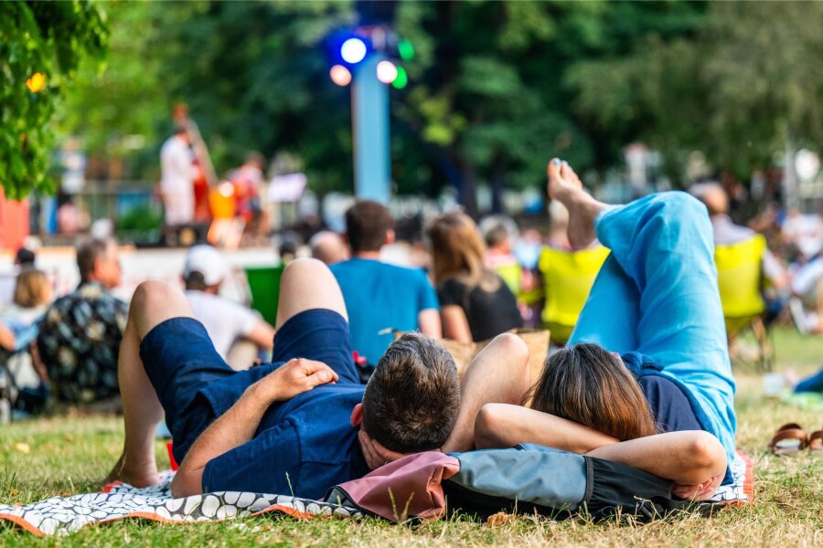 Musik, Yoga und Kinderprogramm: Chemnitzer Parksommer startet kommende Woche - Auf der Wiese liegen und einfach mal kurz dem Lärm der Innenstadt entrinnen. Das verspricht der Parksommer.