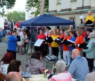 Musikalisch näher dran am Publikum - Der Stadtchor Thalheim hat zum Sommerfest im Hof der Neukirchner Villa ein Lieder-Repertoire von "Wach auf, meins Herzens Schöne" bis "Katjuscha" geboten. 