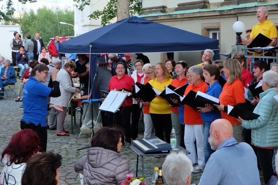 Musikalisch näher dran am Publikum - Der Stadtchor Thalheim hat zum Sommerfest im Hof der Neukirchner Villa ein Lieder-Repertoire von "Wach auf, meins Herzens Schöne" bis "Katjuscha" geboten. 