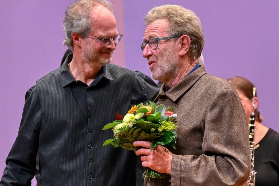 Michael Morgner (rechts) war sichtlich gerührt nach der Aufführung der Komposition "Ecce Homo" von Thomas Stöß im bis auf den letzten Platz gefüllten Saal der Musikschule. 