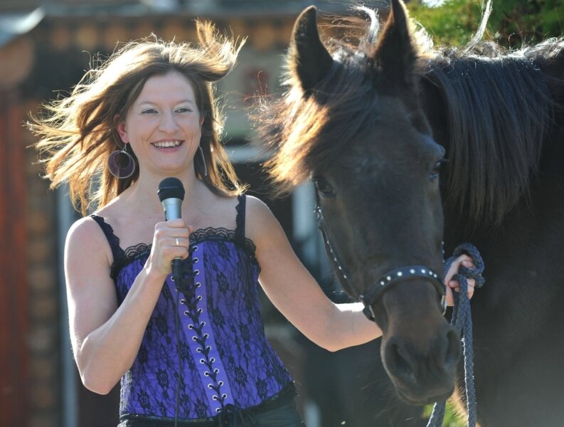 Sängerin mit Pferd