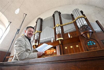 Musikalischer Start ins neue Jahr in der Lutherkirche - Kantor Marko Koschwitz an der Sauer-Orgel in der Lutherkirche an der Zschopauer Straße.