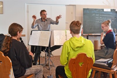 Musikalisches Hobby fordert Puste und Fitness - Marcel Fuchs ist musikalischer Leiter des Jugendblasorchesters Oederan.