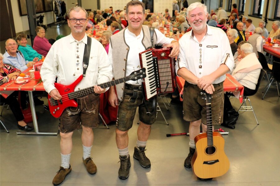 Musikalisches Trio sorgt für gute Stimmung - Die Oberland-Bub‘n sorgten zur Weihnachtsfeier des Volkssolidarität -Regionalverbandes Freiberg in Flöha für gute Laune.