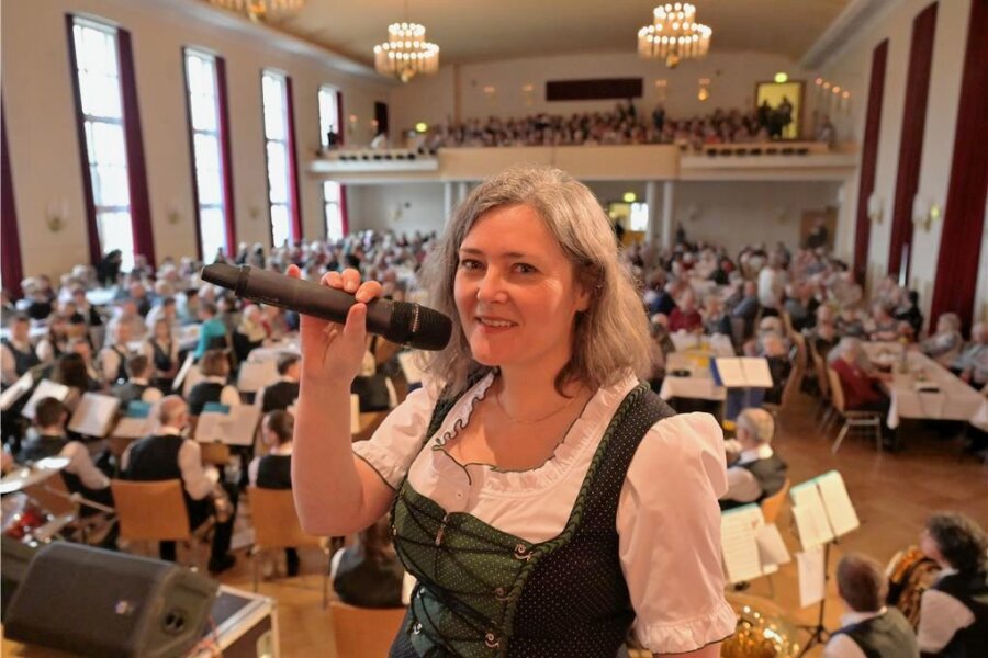 Musikanten bringen den Frühling in die Stadthalle Oelsnitz - Claudia Frank gehört seit 2007 als Sängerin zu den Oelsnitzer Blasmusikanten.