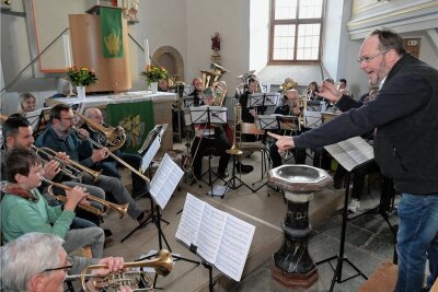 Musiker aus ganz Sachsen üben in Zschorlau - Christian Sprenger (rechts), Professor der Musikhochschule in Weimar, hat den Workshop in Zschorlau geleitet. 