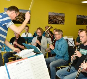 Musiker fiebern Auftritten entgegen - Das Blasorchester Markneukirchen unter der Leitung von Enrico Weller hat in der Jugendherberge Schöneck geprobt. 