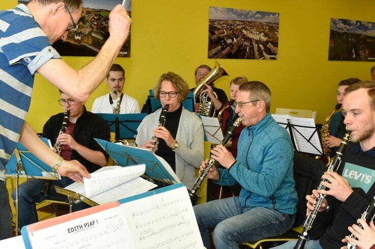 Das Blasorchester Markneukirchen unter der Leitung von Enrico Weller hat in der Jugendherberge Schöneck geprobt. 