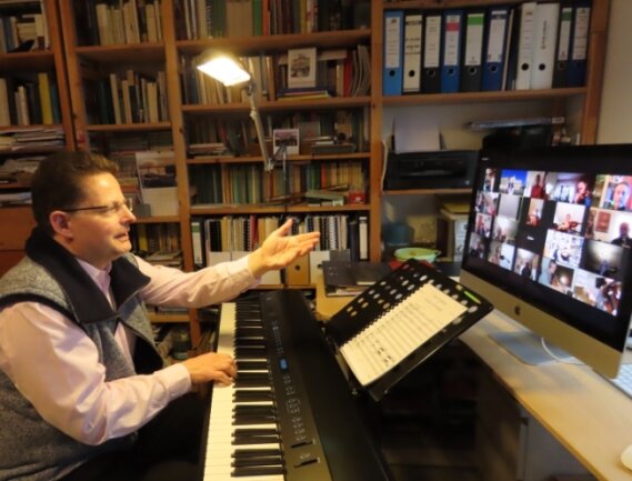 Die erste Onlineprobe des Collegium Musicum Werdau war ein voller Erfolg. Georg Christoph Sandmann gab aus seinem Arbeitszimmer zu Hause den Takt vor.