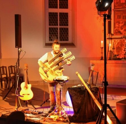 Musiker überzeugt mit 42-saitiger Harfengitarre - Vicente Patíz mit seiner 42-saitigen Harfengitarre beim Auftritt in der Thumer Kirche. 