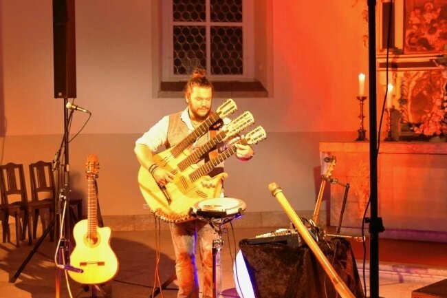 Vicente Patíz mit seiner 42-saitigen Harfengitarre beim Auftritt in der Thumer Kirche. 
