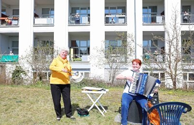 Musikerinnen feiern vor dem Werdauer Sidonienhof Open-Air-Premiere - Beate Helbing (l.) und Petra Schneider auf der Wiese am Werdauer Sidonienhof.