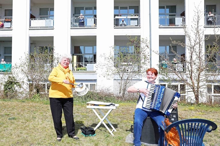 Musikerinnen feiern vor dem Werdauer Sidonienhof Open-Air-Premiere - Beate Helbing (l.) und Petra Schneider auf der Wiese am Werdauer Sidonienhof.