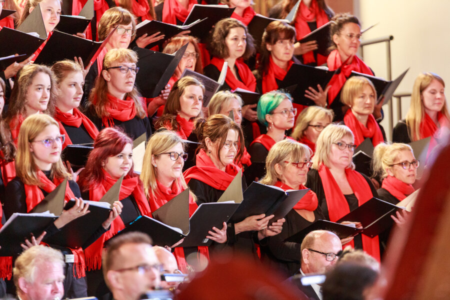 Am ersten Septemberwochenende 2024 singend und tanzend zu erleben: Der Chor der Evangelischen Schulgemeinschaft Erzgebirge probt bereits jetzt für die Aufführung von Bachs Johannespassion. 