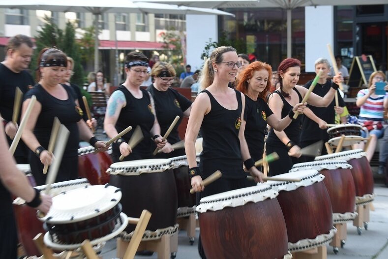 Musikfestival in Mittweida kurzfristig abgesagt - Die Chemnitzer Percussion-Gruppe "Hibiki Daiko" bei der Fête de la Musique im vergangenen Jahr in Chemnitz.