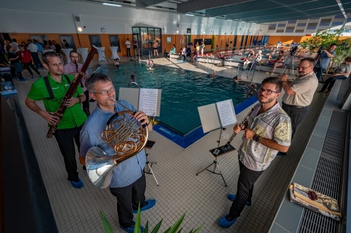 Musikgenuss im Schwimmbad - 