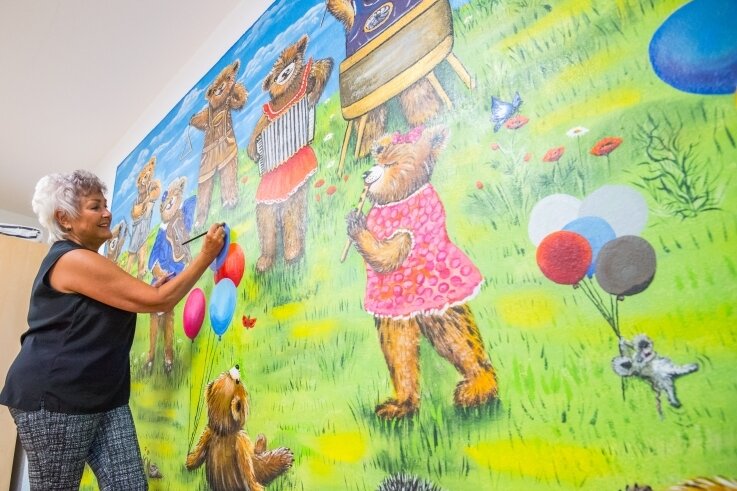 Musikkapelle mit Teddybären hat jetzt Publikum - In der Kita Pünktchen wurde bei Sanierungsarbeiten dieses Wandbild entdeckt. Hobbykünstlerin Gabi Sonntag peppte es auf. 