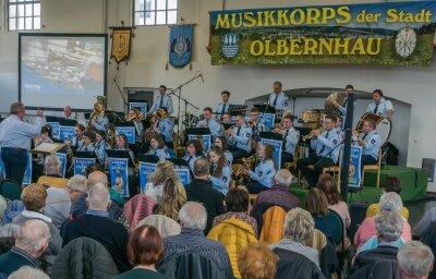 Musikkorps in Olbernhau gibt erstes Frühjahrskonzert seit drei Jahren - Jens Kaltofen, musikalischer Leiter, dirigiert das Musikkorps beim ersten Frühjahrskonzert in diesem Jahr. 