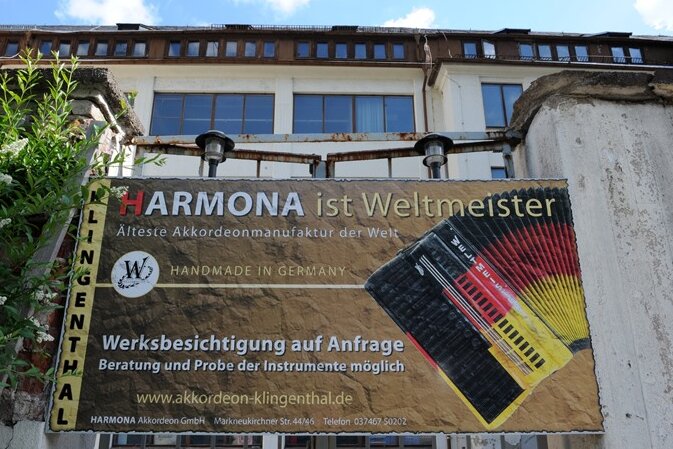 Musikmesse gibt Harmona Hoffnung - Bei laufendem Insolvenzverfahren kämpft die älteste Akkordeonfabrik der Welt um den Neuanfang: die Firma Harmona aus Klingenthal. Sie ist derzeit auf der Frankfurter Musikmesse präsent.