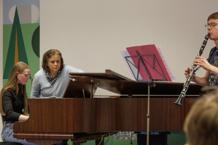 20 Schülerinnen und Schüler aus der Musikschule des Erzgebirgskreises wollen beim diesjährigen Wettbewerb "Jugend musiziert" die Juroren begeistern - unter anderem Salome Uhlig am Klavier und Justus Herzig mit der Klarinette. Dafür wird eifrig geprobt. Betreut wird das Duo von Lehrerin Ivanova Snejana. 
