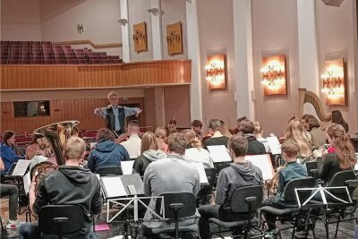 Musikschüler zeigen im Neuberinhaus ihr Können - Das Junge Sinfonieorchester der Musikschule probten unter der Leitung von Artashes Stamboltsyan.