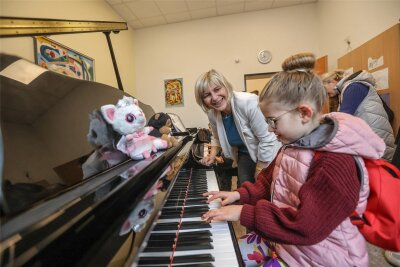 Musikschule Chemnitz: Lange Wartelisten und große Fragezeichen vor dem nächsten Schuljahr - Klavierlehrerin Esther Winkler zeigt Lotta Ernst (9) ihr Instrument. Lotta spielt bereits Geige.