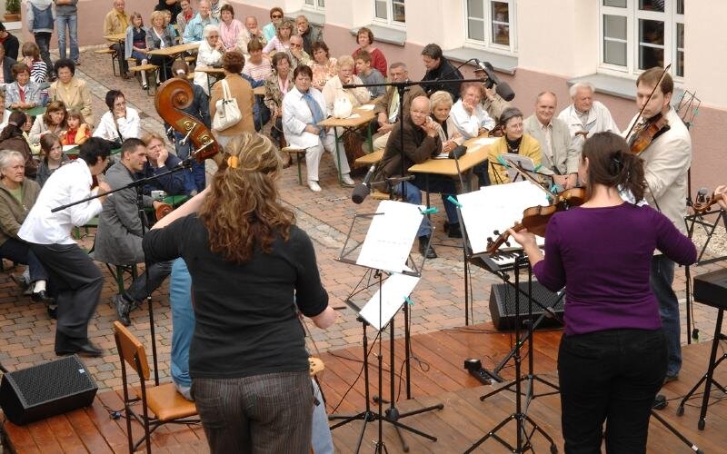 Musikschule feiert ihren 165. Geburtstag - 
              <p class="artikelinhalt">Gut besucht war das Konzert, im Vordergrund das Streicher des Berufsschulzentrums. </p>
            